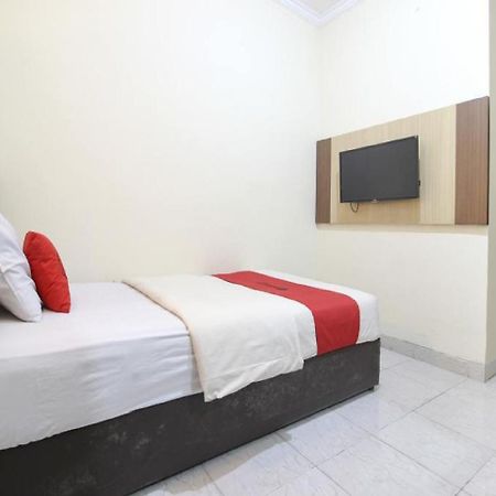 RedDoorz Plus near Stadion Mandala Krida Jogyakarta Zewnętrze zdjęcie