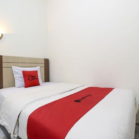 RedDoorz Plus near Stadion Mandala Krida Jogyakarta Zewnętrze zdjęcie