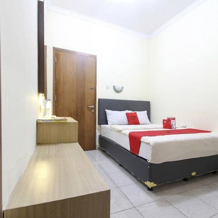 RedDoorz Plus near Stadion Mandala Krida Jogyakarta Zewnętrze zdjęcie