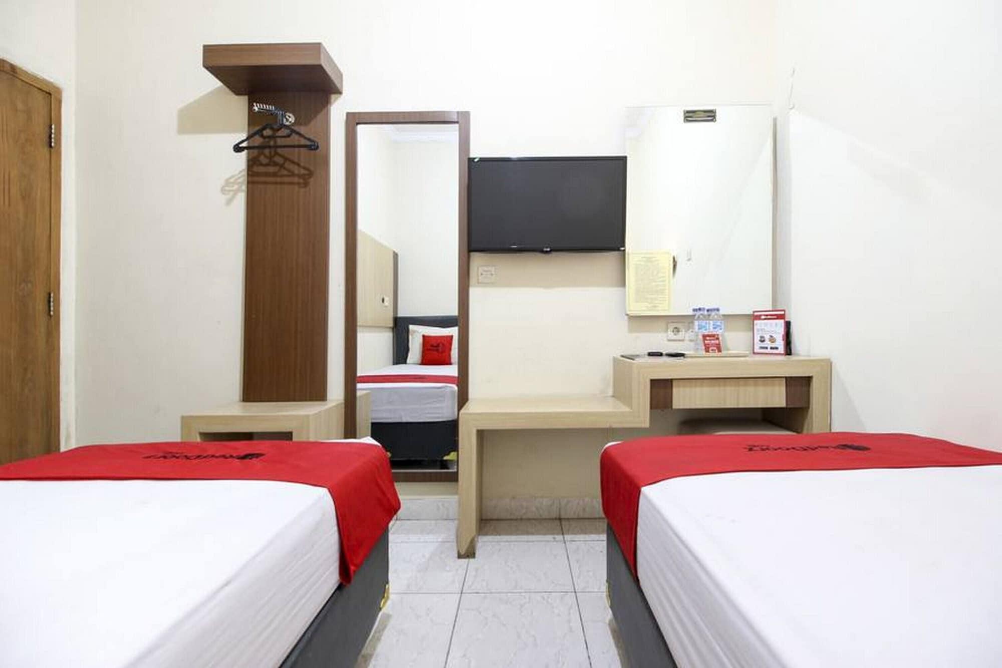 RedDoorz Plus near Stadion Mandala Krida Jogyakarta Zewnętrze zdjęcie