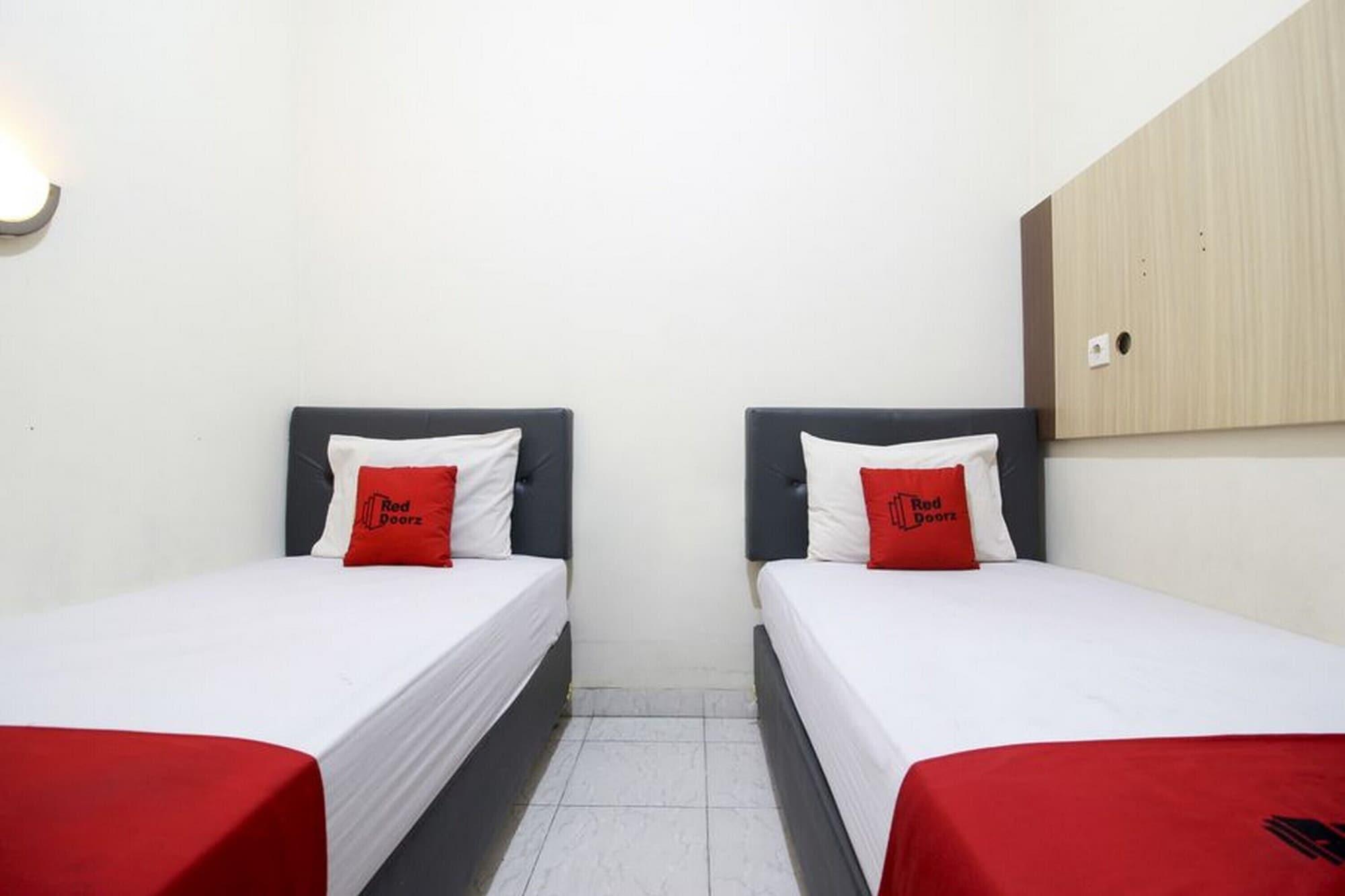 RedDoorz Plus near Stadion Mandala Krida Jogyakarta Zewnętrze zdjęcie