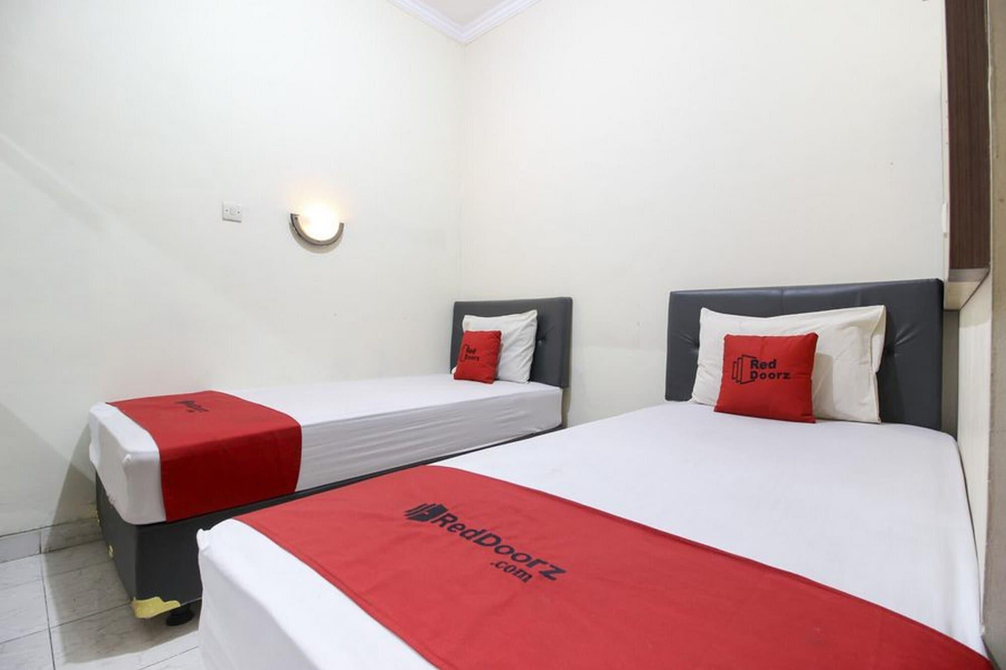 RedDoorz Plus near Stadion Mandala Krida Jogyakarta Zewnętrze zdjęcie