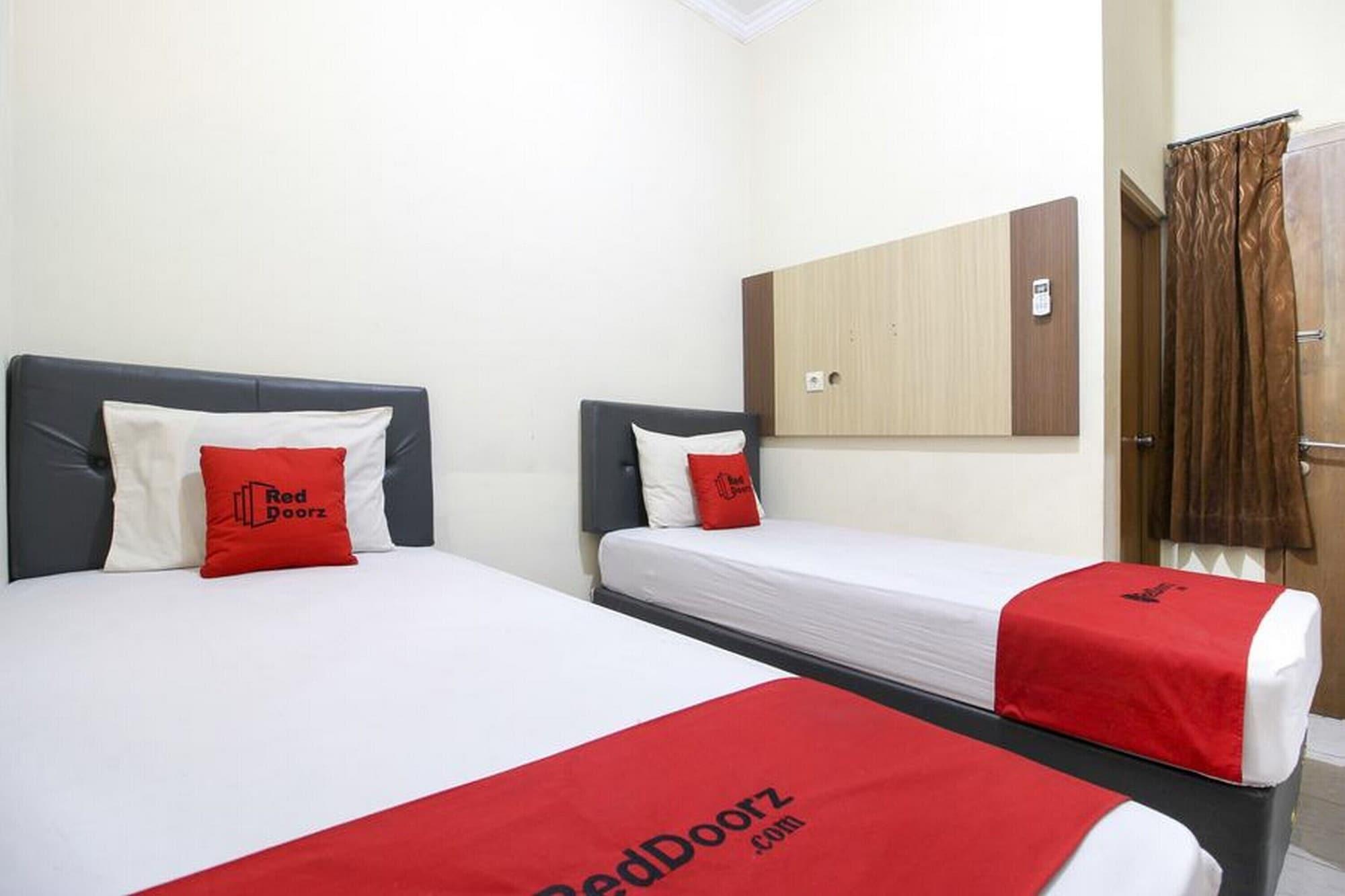 RedDoorz Plus near Stadion Mandala Krida Jogyakarta Zewnętrze zdjęcie