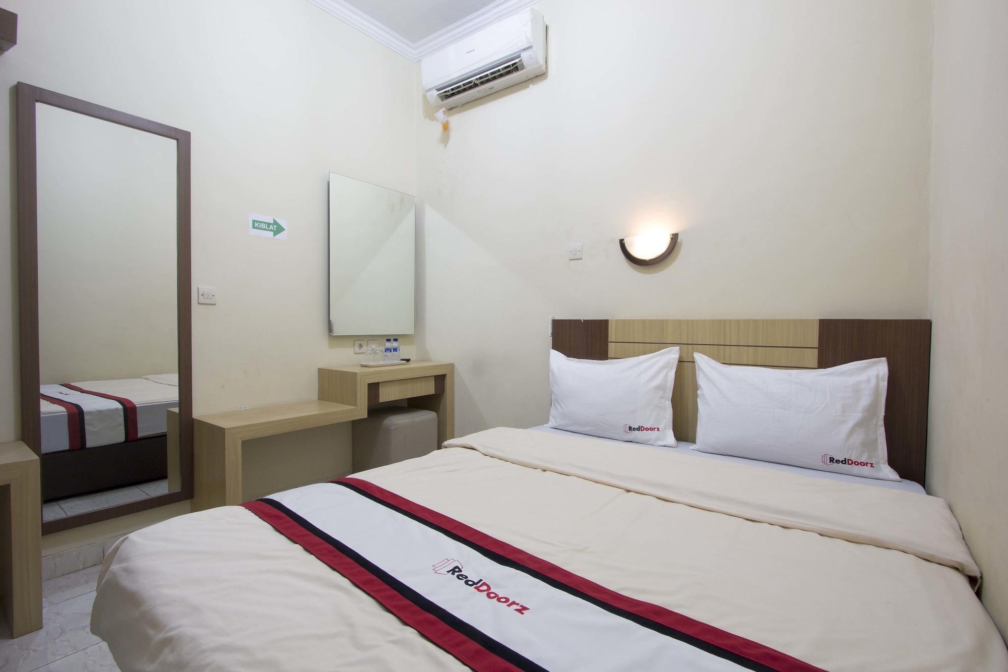 RedDoorz Plus near Stadion Mandala Krida Jogyakarta Zewnętrze zdjęcie