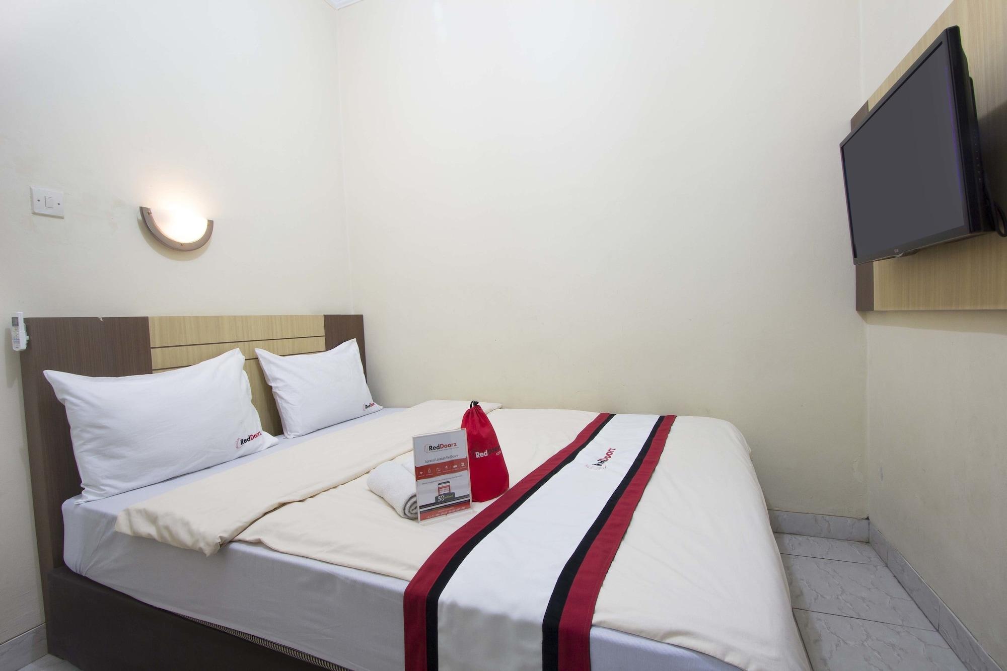 RedDoorz Plus near Stadion Mandala Krida Jogyakarta Zewnętrze zdjęcie