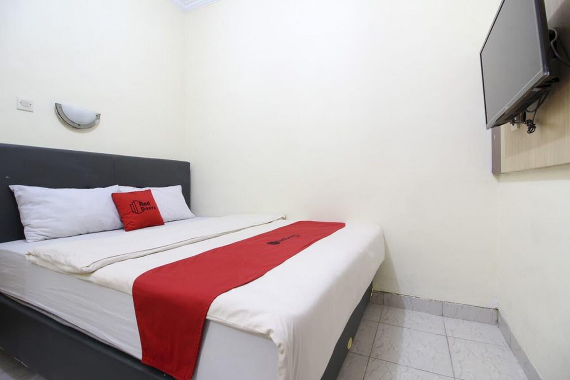 RedDoorz Plus near Stadion Mandala Krida Jogyakarta Zewnętrze zdjęcie