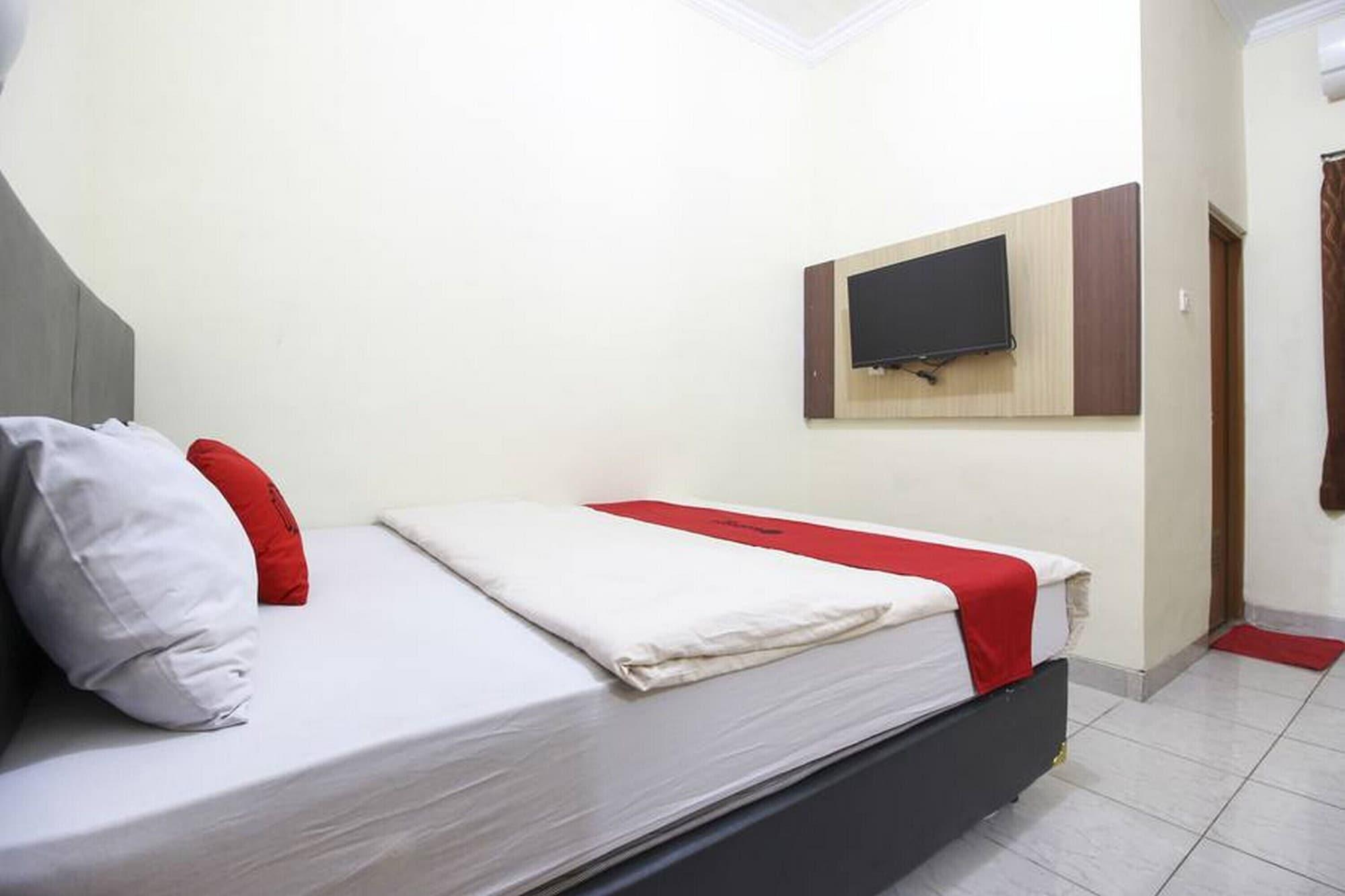 RedDoorz Plus near Stadion Mandala Krida Jogyakarta Zewnętrze zdjęcie