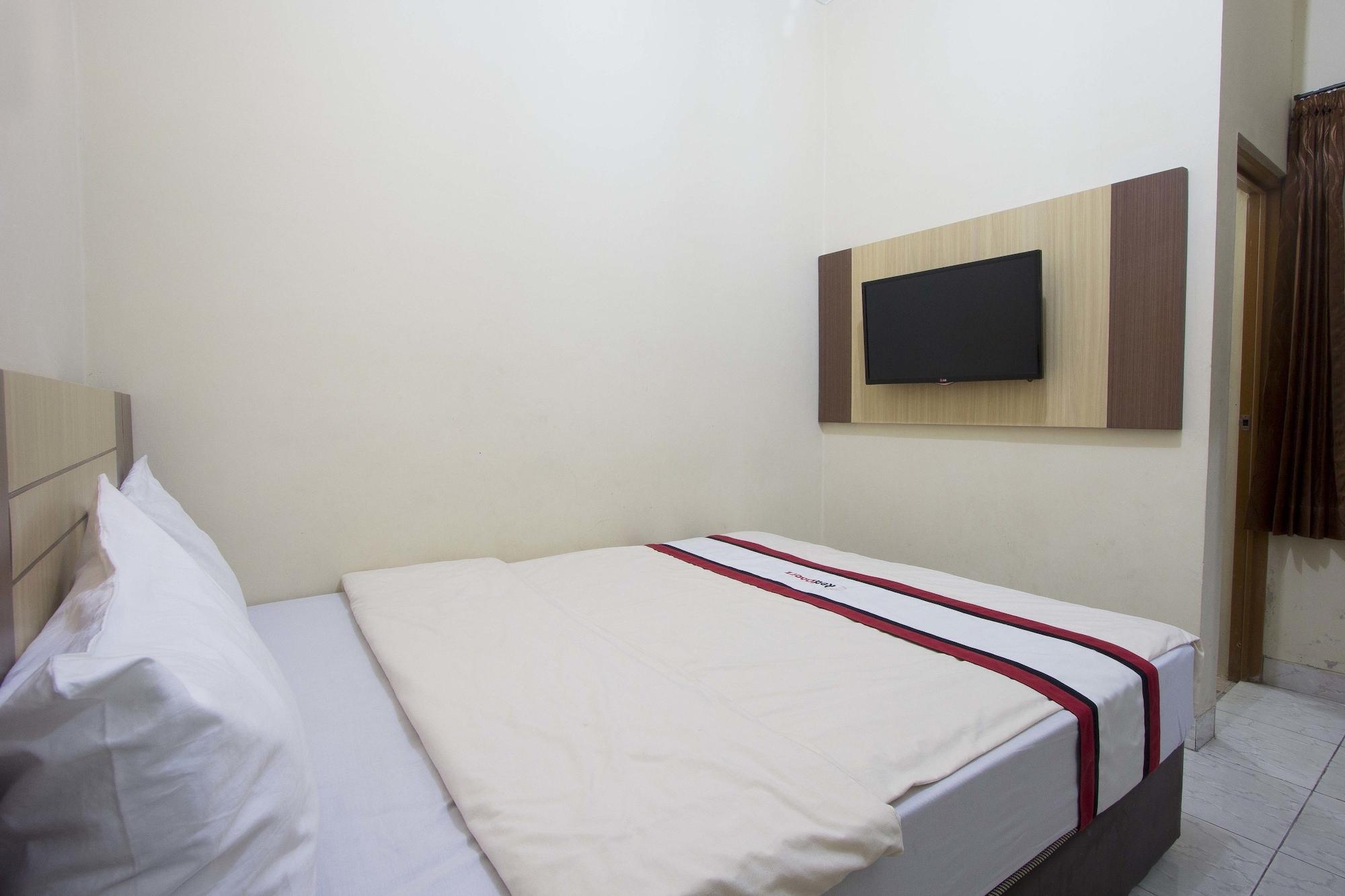 RedDoorz Plus near Stadion Mandala Krida Jogyakarta Zewnętrze zdjęcie