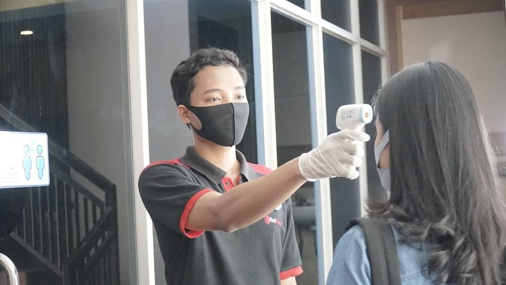 RedDoorz Plus near Stadion Mandala Krida Jogyakarta Zewnętrze zdjęcie