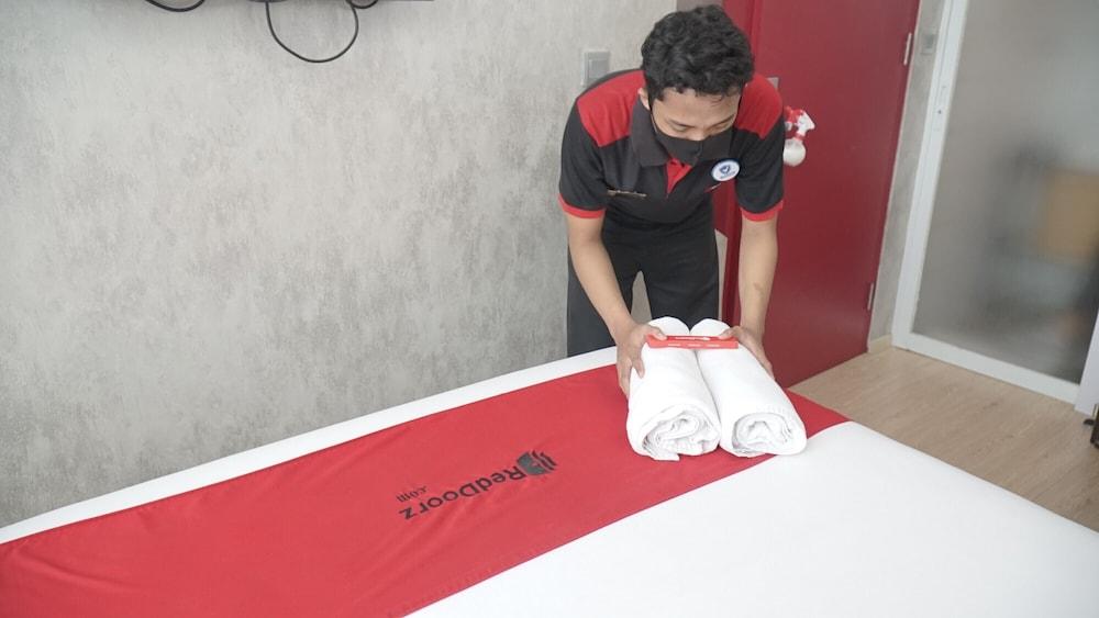 RedDoorz Plus near Stadion Mandala Krida Jogyakarta Zewnętrze zdjęcie
