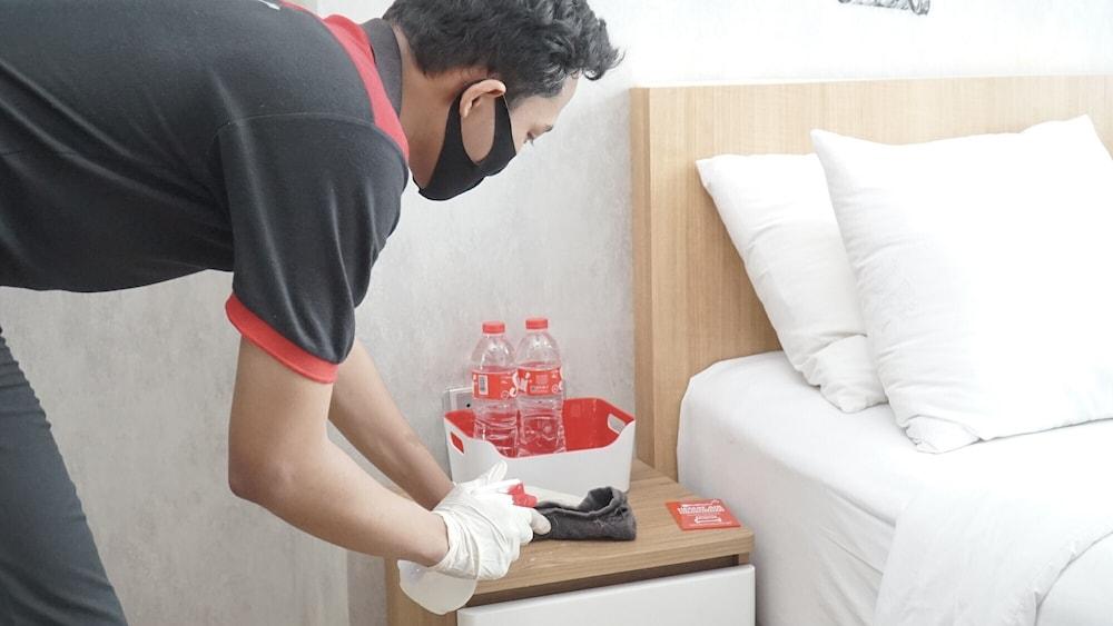 RedDoorz Plus near Stadion Mandala Krida Jogyakarta Zewnętrze zdjęcie