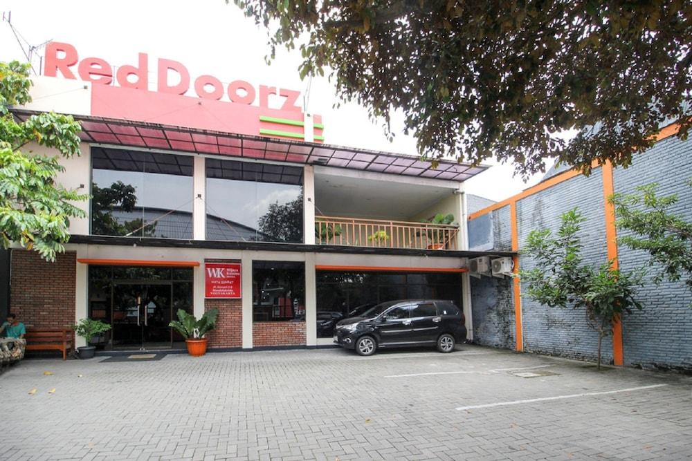RedDoorz Plus near Stadion Mandala Krida Jogyakarta Zewnętrze zdjęcie