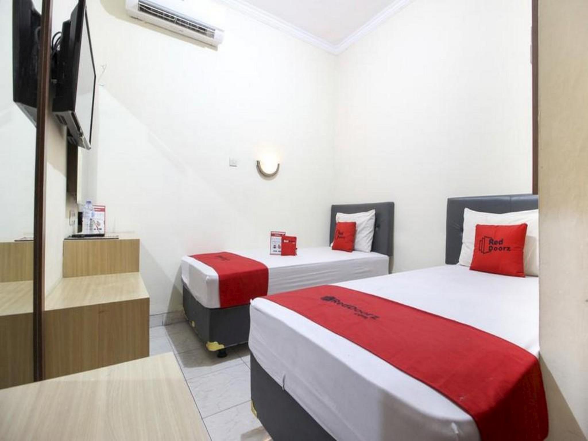 RedDoorz Plus near Stadion Mandala Krida Jogyakarta Zewnętrze zdjęcie