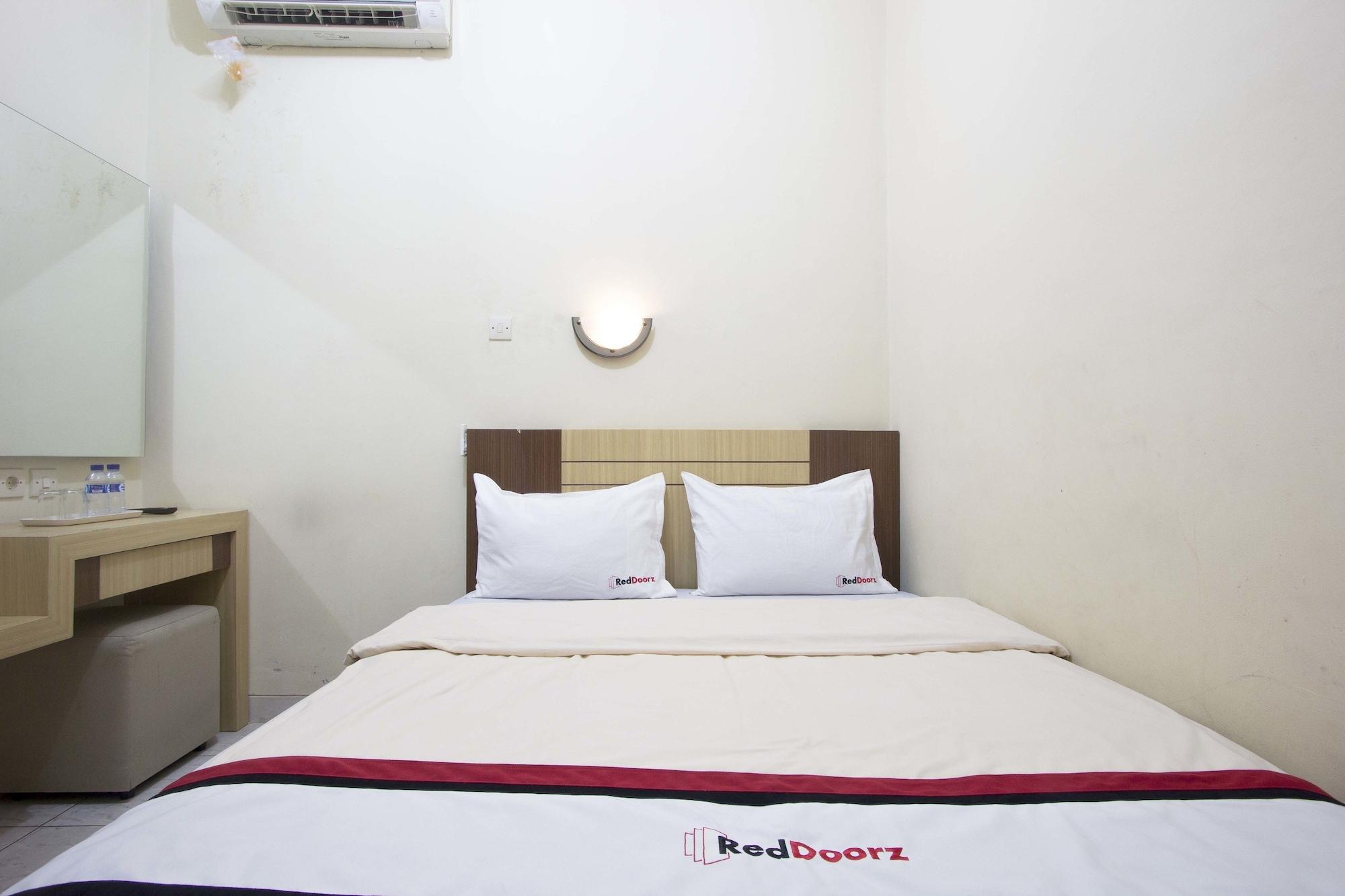 RedDoorz Plus near Stadion Mandala Krida Jogyakarta Zewnętrze zdjęcie