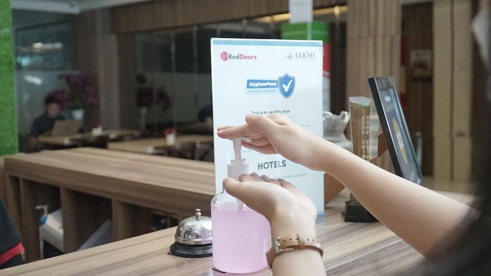 RedDoorz Plus near Stadion Mandala Krida Jogyakarta Zewnętrze zdjęcie