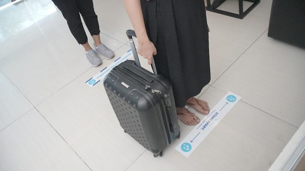 RedDoorz Plus near Stadion Mandala Krida Jogyakarta Zewnętrze zdjęcie