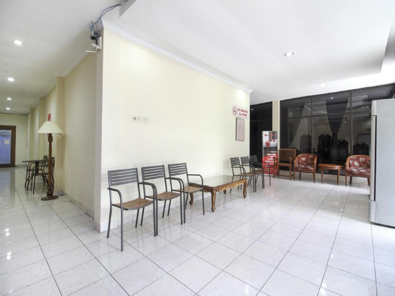 RedDoorz Plus near Stadion Mandala Krida Jogyakarta Zewnętrze zdjęcie