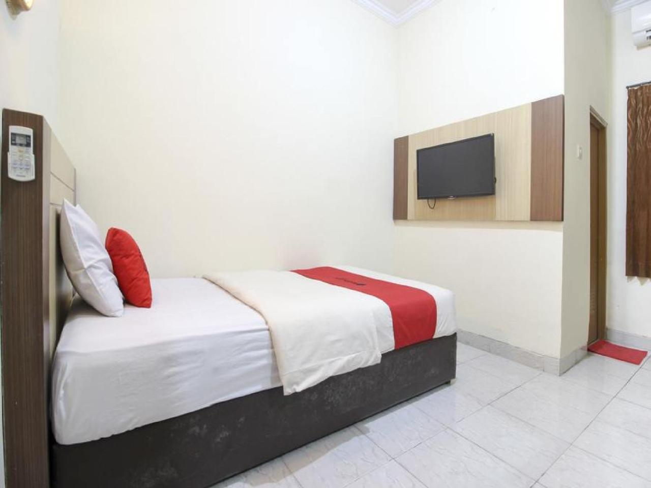 RedDoorz Plus near Stadion Mandala Krida Jogyakarta Zewnętrze zdjęcie
