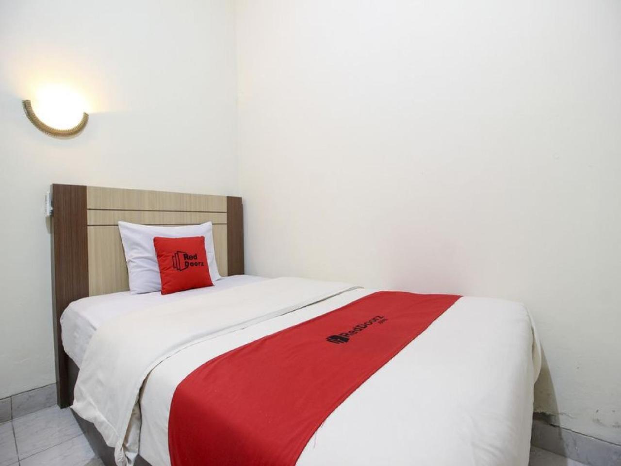 RedDoorz Plus near Stadion Mandala Krida Jogyakarta Zewnętrze zdjęcie