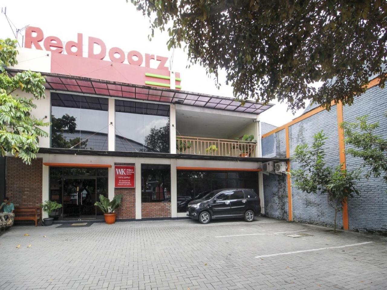 RedDoorz Plus near Stadion Mandala Krida Jogyakarta Zewnętrze zdjęcie