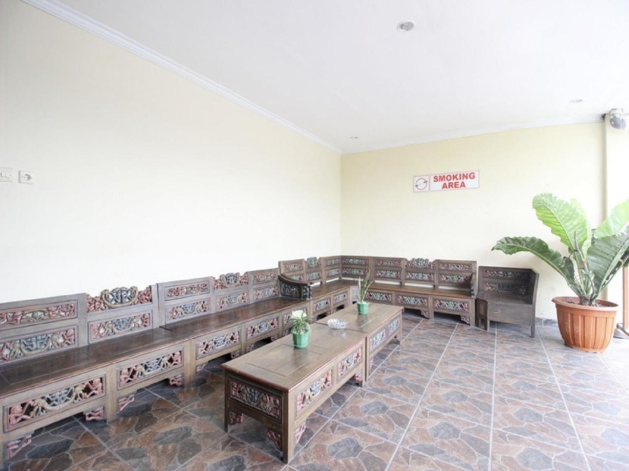 RedDoorz Plus near Stadion Mandala Krida Jogyakarta Zewnętrze zdjęcie