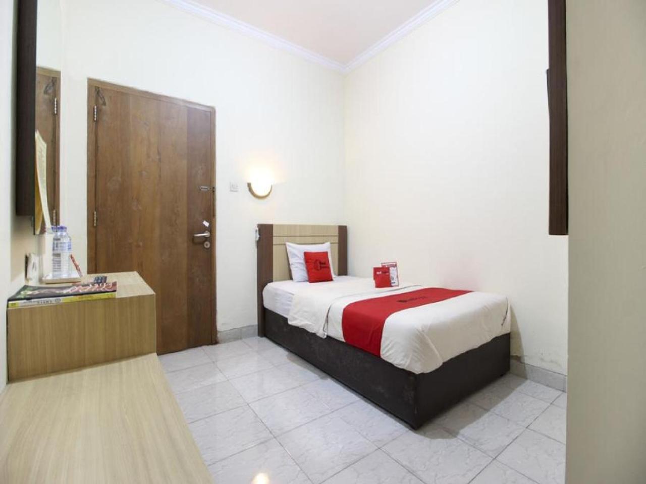 RedDoorz Plus near Stadion Mandala Krida Jogyakarta Zewnętrze zdjęcie