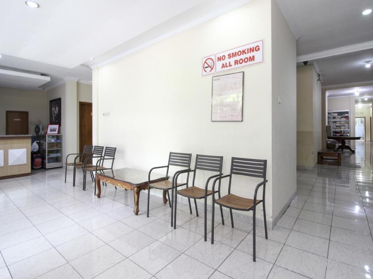 RedDoorz Plus near Stadion Mandala Krida Jogyakarta Zewnętrze zdjęcie