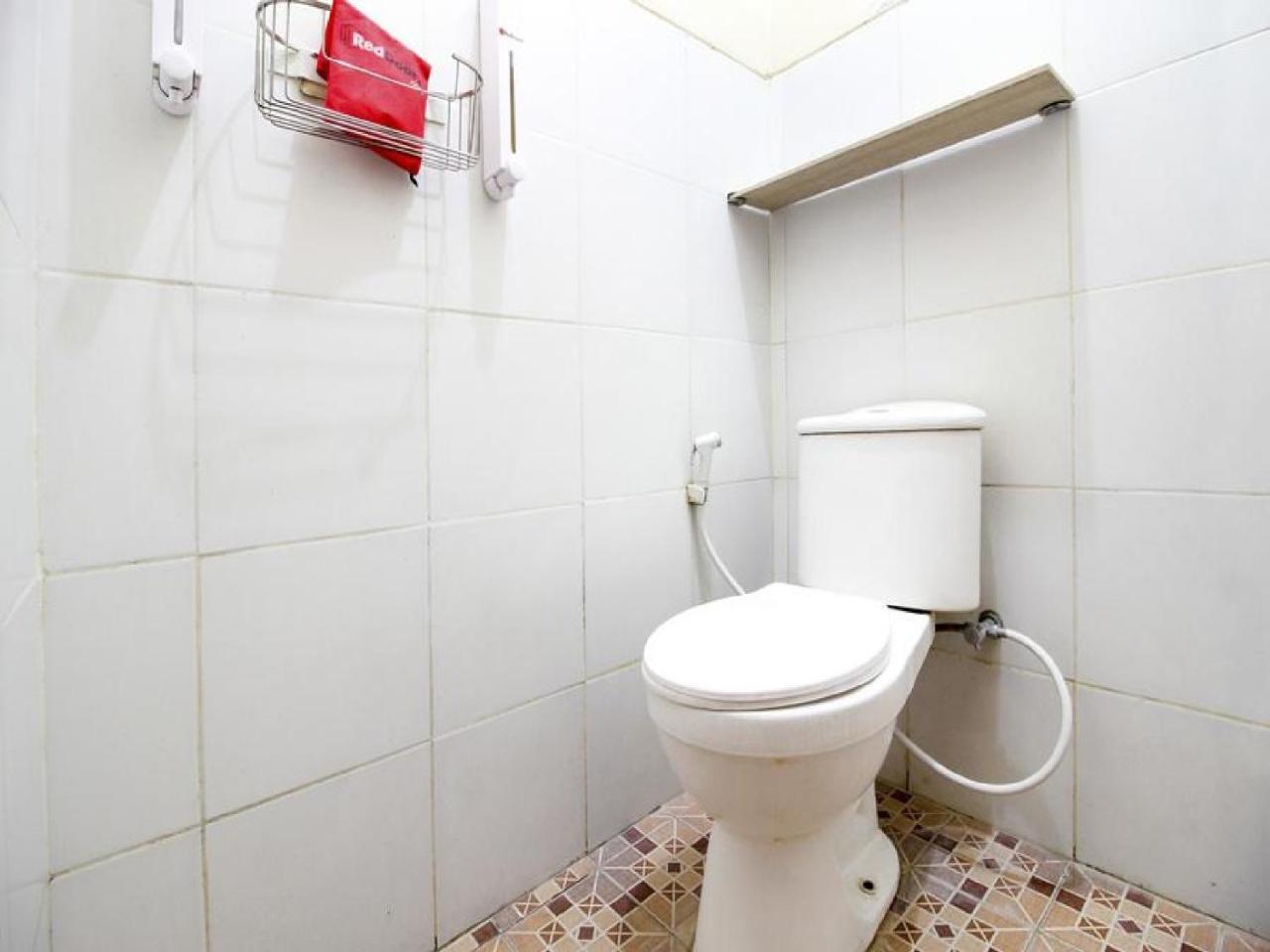 RedDoorz Plus near Stadion Mandala Krida Jogyakarta Zewnętrze zdjęcie
