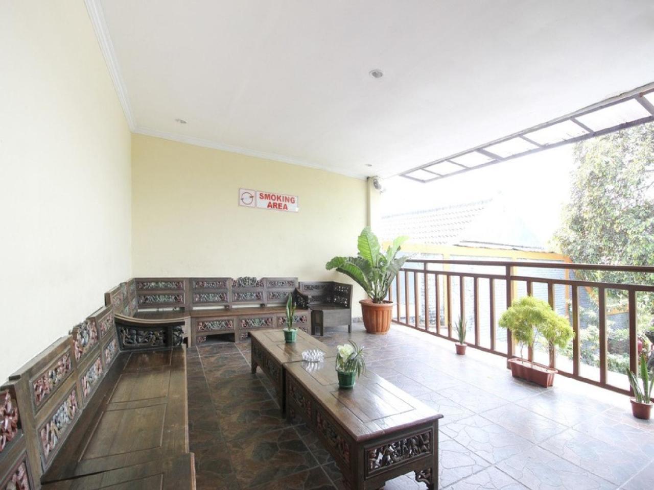 RedDoorz Plus near Stadion Mandala Krida Jogyakarta Zewnętrze zdjęcie