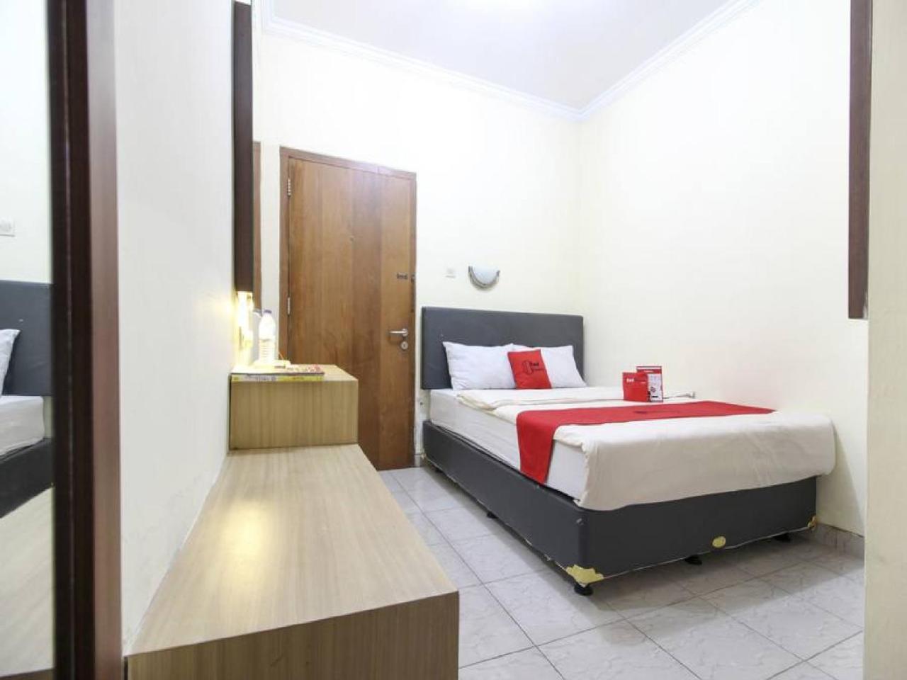 RedDoorz Plus near Stadion Mandala Krida Jogyakarta Zewnętrze zdjęcie