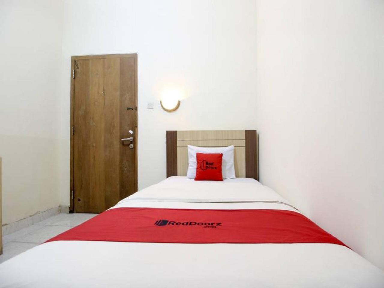 RedDoorz Plus near Stadion Mandala Krida Jogyakarta Zewnętrze zdjęcie