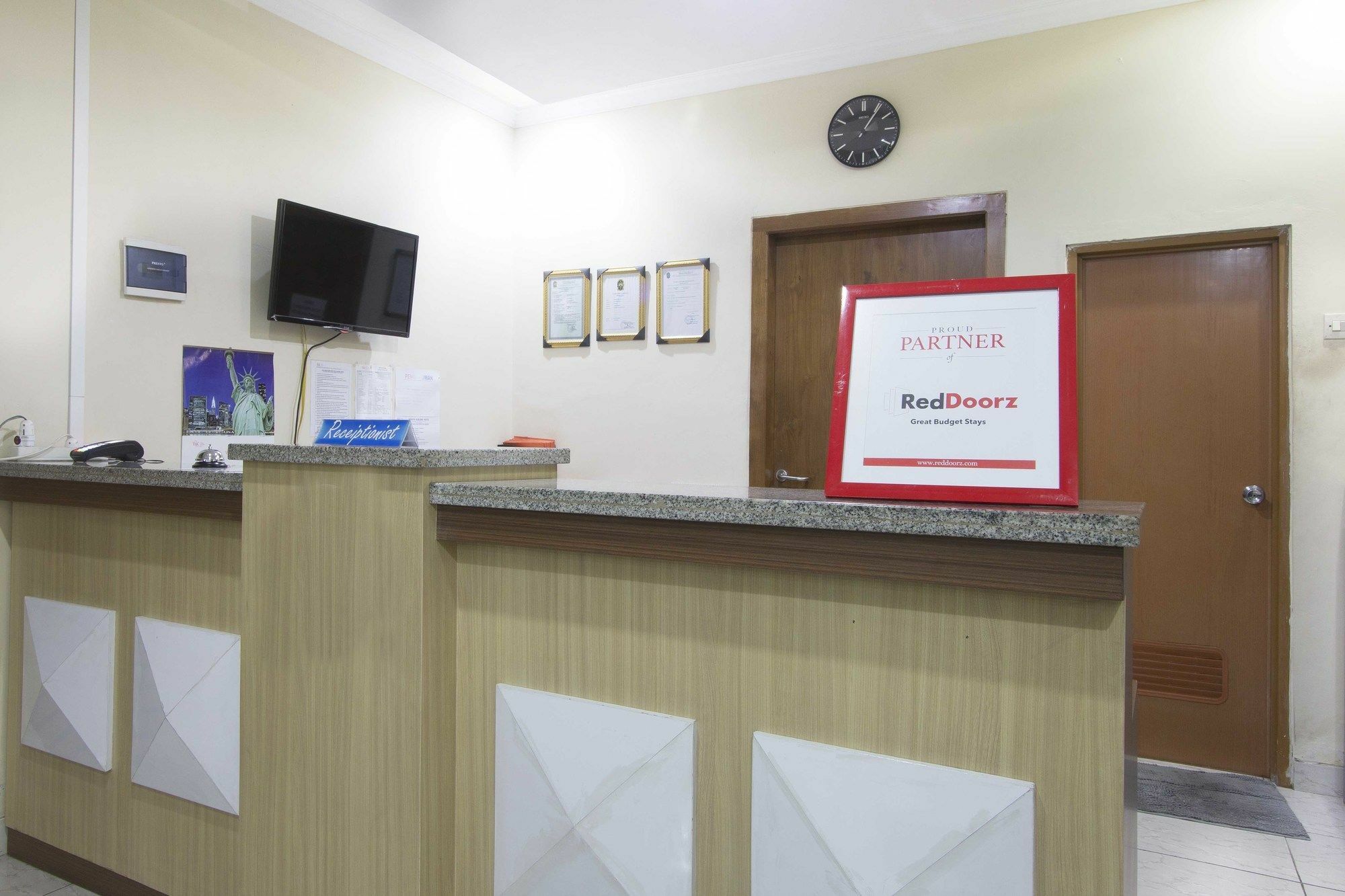 RedDoorz Plus near Stadion Mandala Krida Jogyakarta Zewnętrze zdjęcie