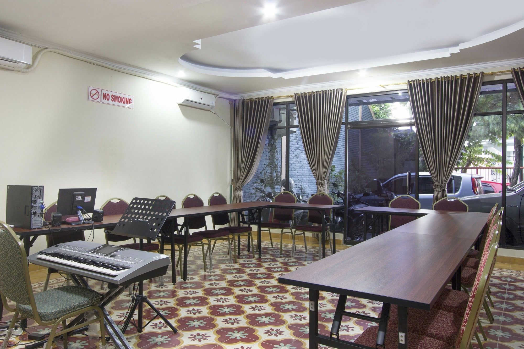 RedDoorz Plus near Stadion Mandala Krida Jogyakarta Zewnętrze zdjęcie
