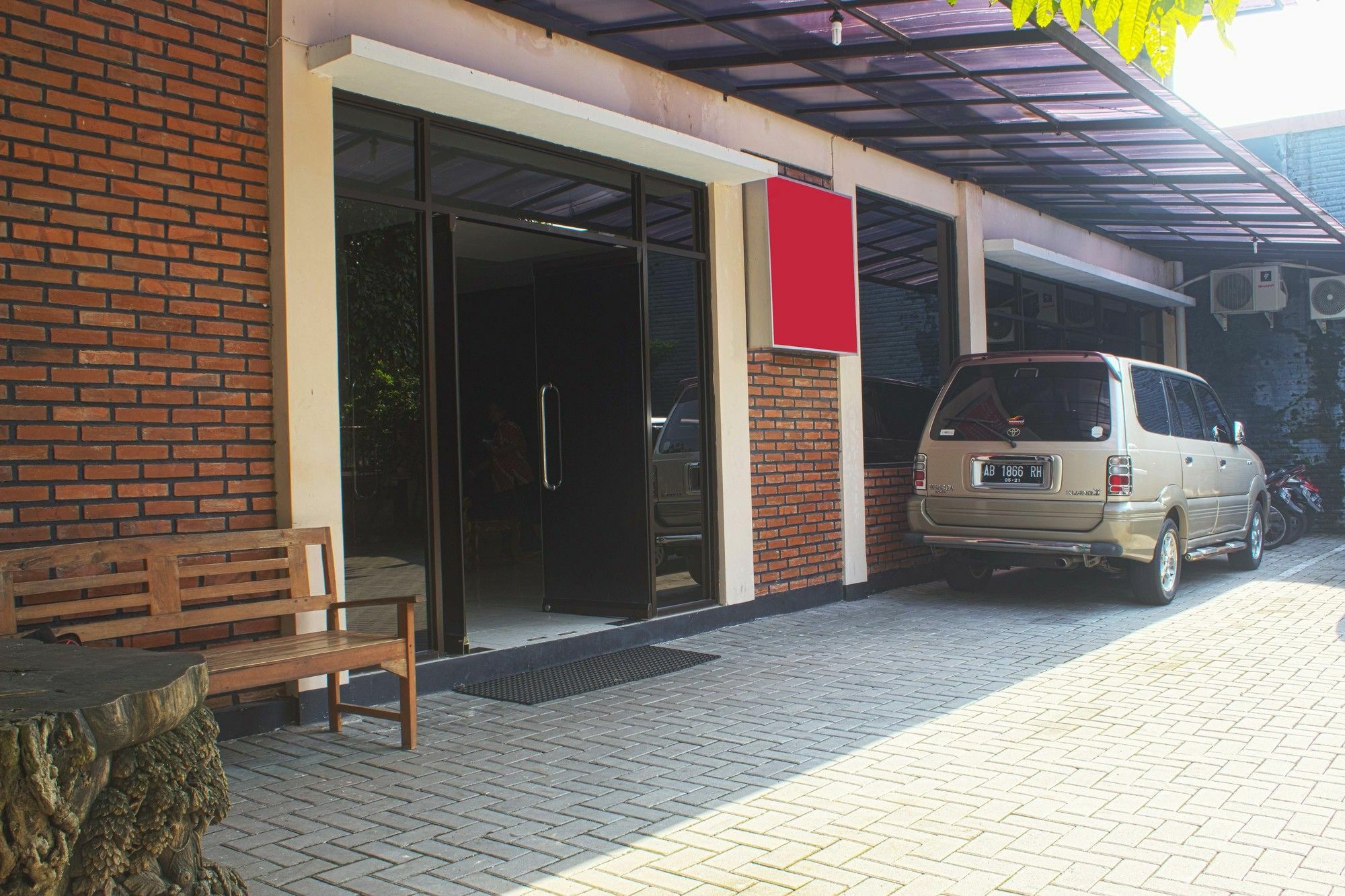 RedDoorz Plus near Stadion Mandala Krida Jogyakarta Zewnętrze zdjęcie