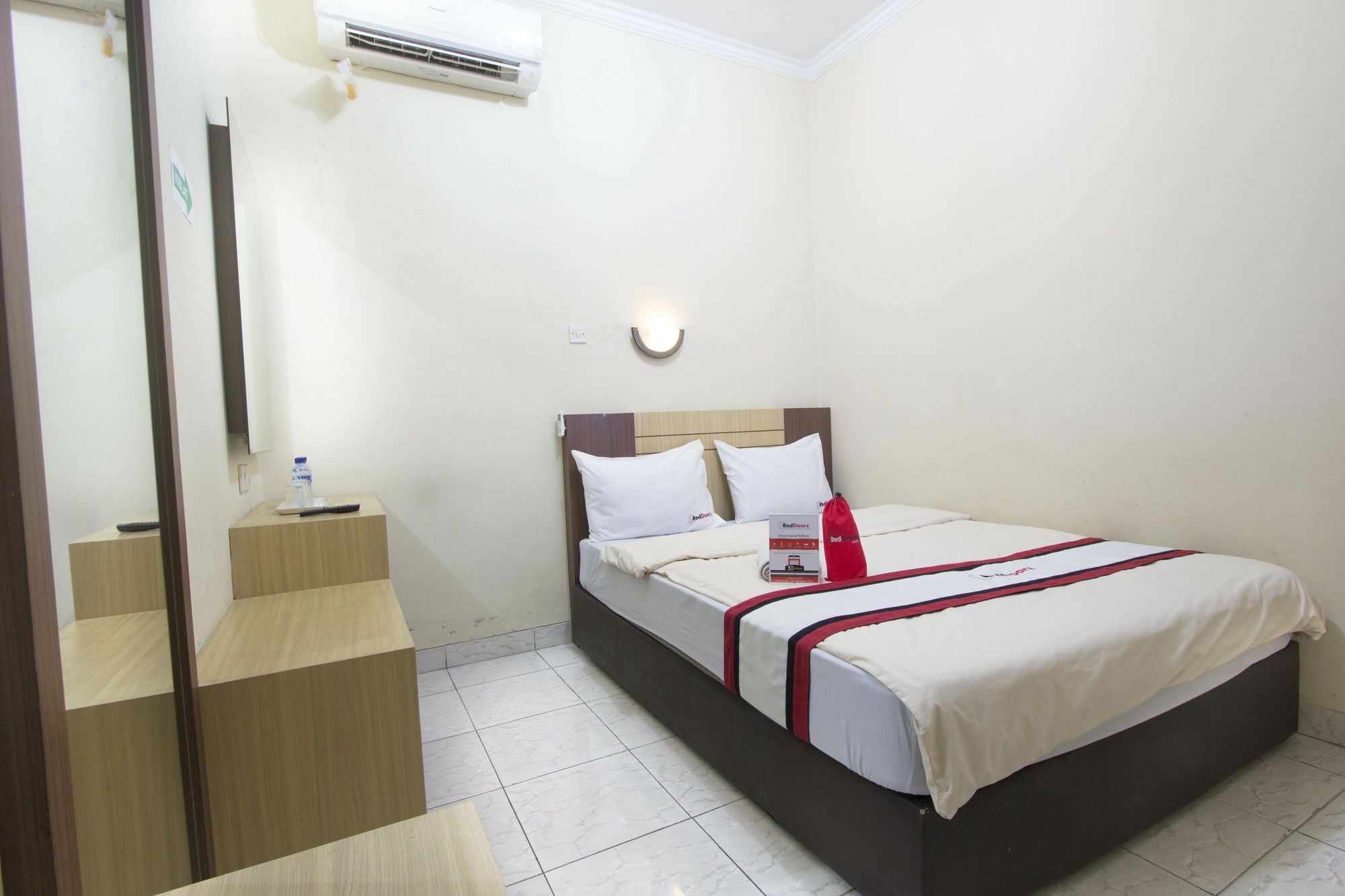 RedDoorz Plus near Stadion Mandala Krida Jogyakarta Zewnętrze zdjęcie