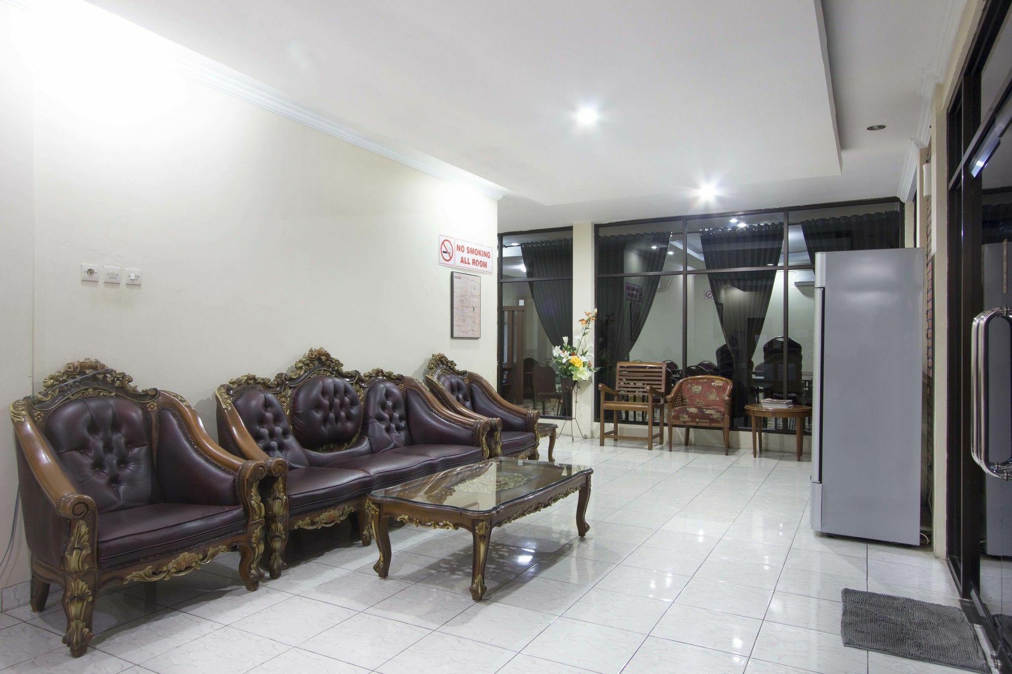 RedDoorz Plus near Stadion Mandala Krida Jogyakarta Zewnętrze zdjęcie