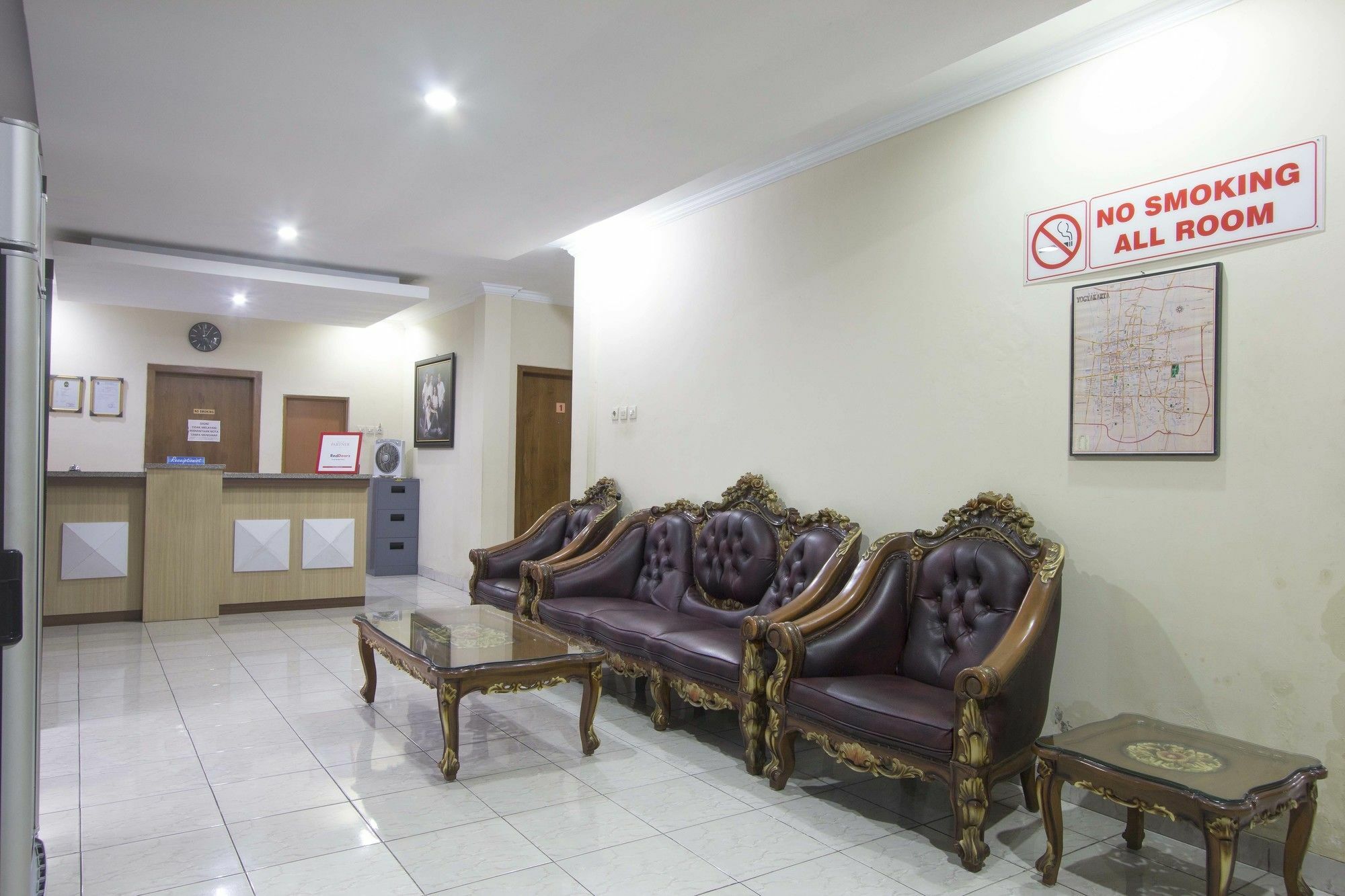 RedDoorz Plus near Stadion Mandala Krida Jogyakarta Zewnętrze zdjęcie